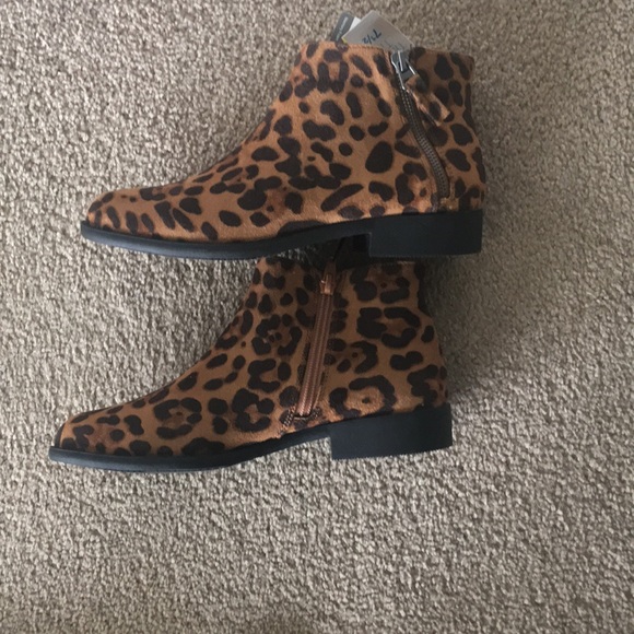 “Time and Tru” leaped print booties; size 7 1/2 - Picture 1 of 11